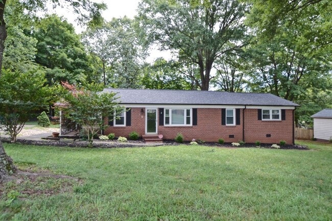 Foto del edificio - Beautifully updated brick ranch in great l...