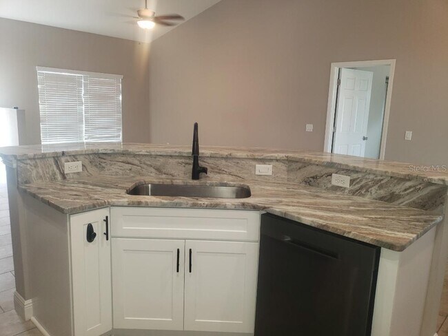 Building Photo - 643 Marion Oaks Trail