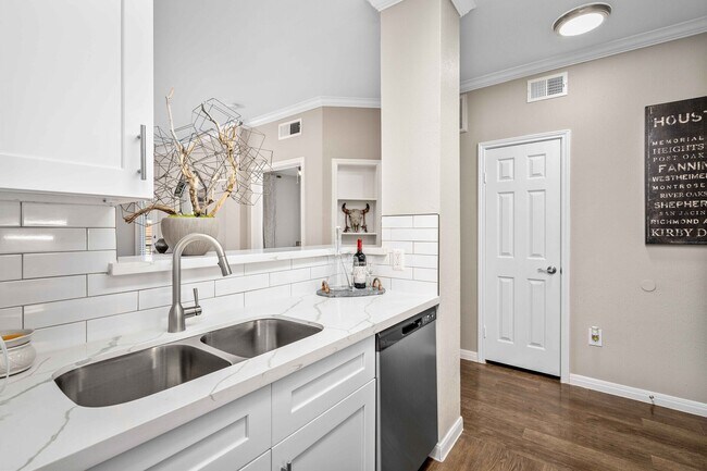 Foto del edificio - Spacious 1-Bed Homes in the Galleria Area!