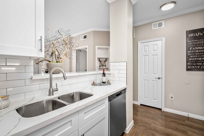 Building Photo - Spacious 1-Bed Homes in the Galleria Area!