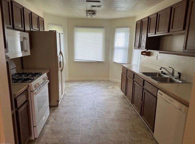 Foto del edificio - 5897 Glen View Dr