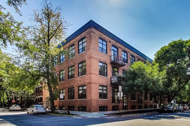 Photo - 1801 W Thomas St (Chicago, IL) Apartments