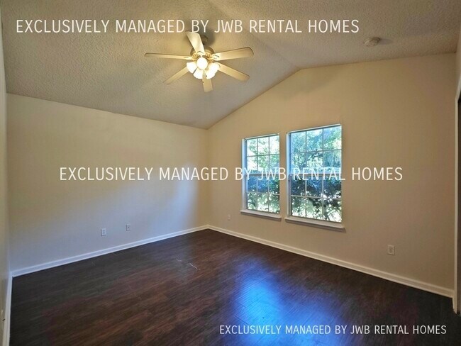 Foto del edificio - 6584 Hughes St