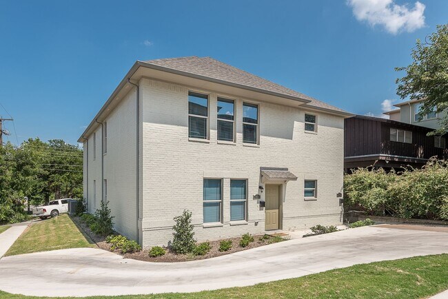 Foto del edificio - * MOVE IN SUMMER 2028 *  5 Bed  3 Bath Walking Distance to TCU Campus