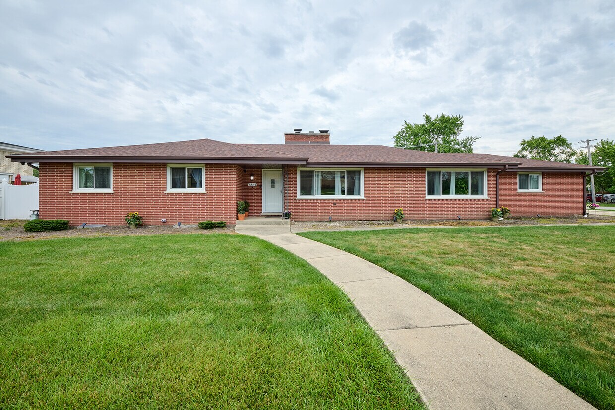 Primary Photo - 8841 W Kathy Ln