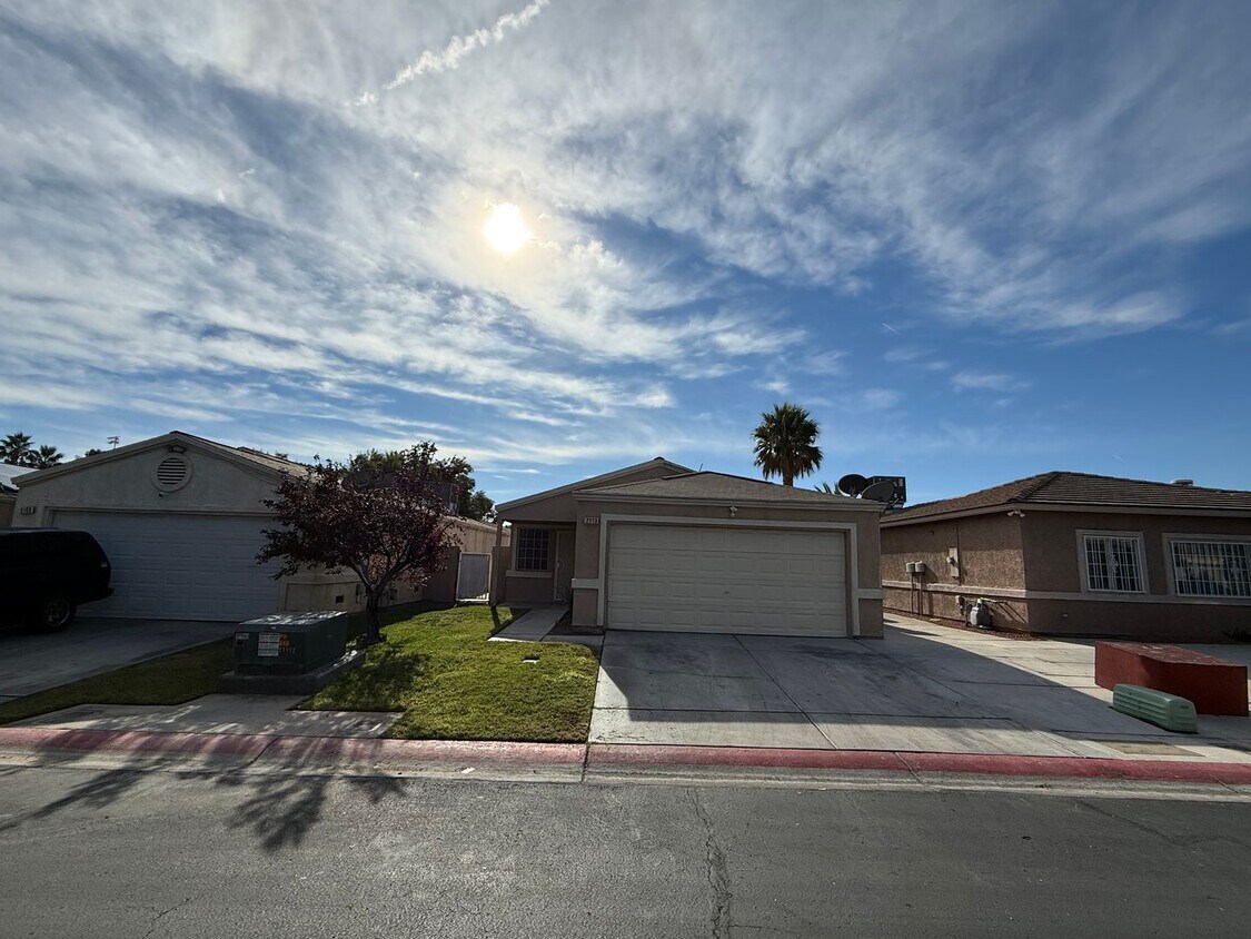 Foto principal - Great Single Story Home in gated community...