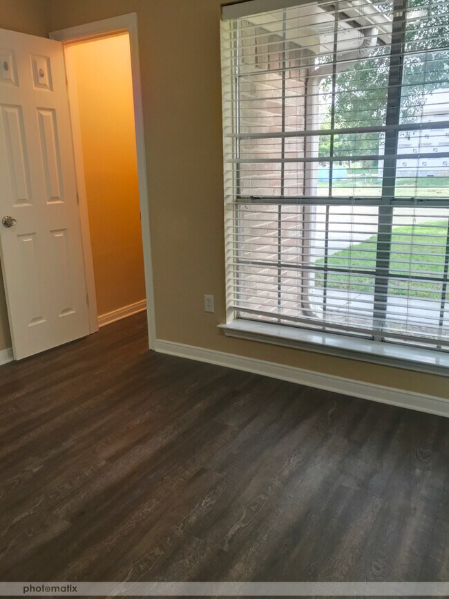 Foto del edificio - 5320 Winding Brook Dr