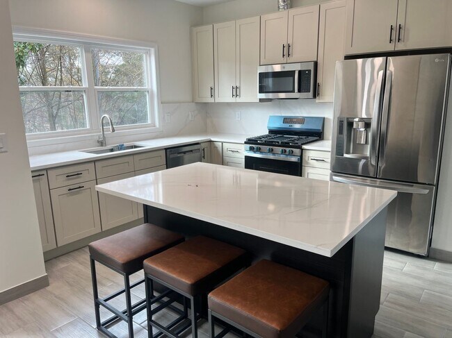 Foto del edificio - 4500 Kings Lake Dr