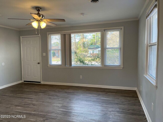 Foto del edificio - 113 Armstrong Dr