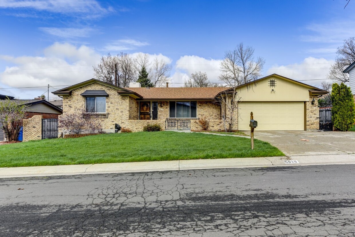 Great 4 Bedroom 3 Bath Home with 2 Car Garage and Covered Patio! - Great 4 Bedroom 3 Bath Home with 2 Car Garage and Covered Patio!