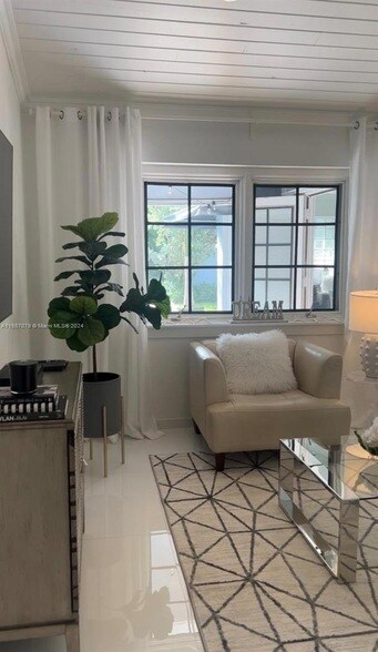 Foto del edificio - 1332 Van Buren St