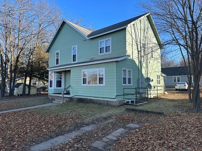 Building Photo - 814 10th St E