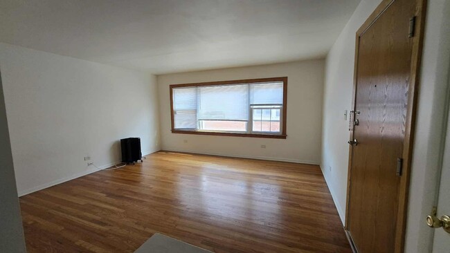 Building Photo - 9458 Glenlake Ave