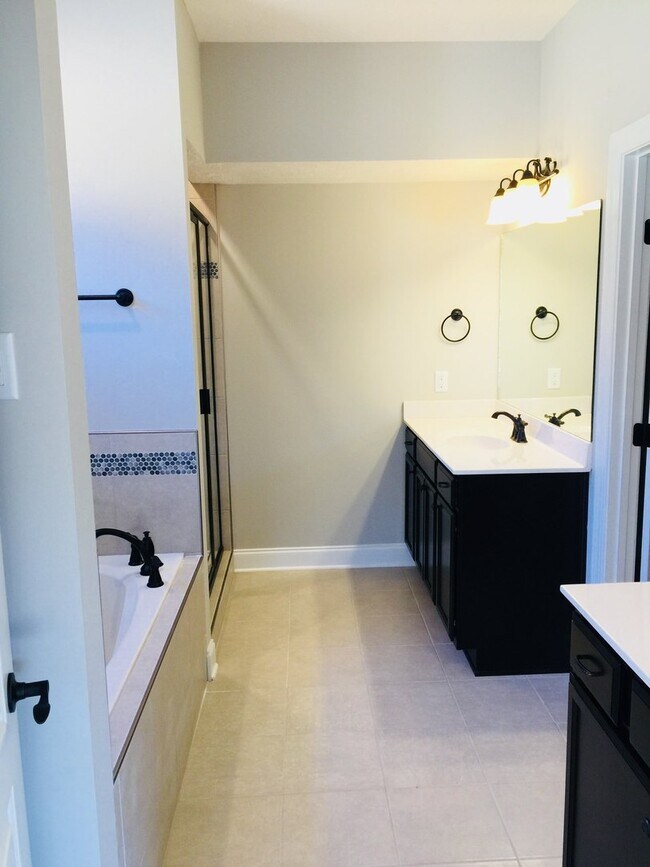 Building Photo - 6582 Sunnywood Dr