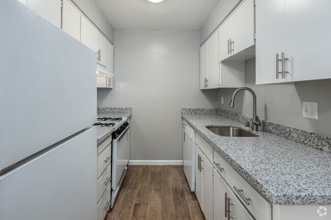 1BR, 1BA - 621SF - Kitchen - Magnolia Place Apartments