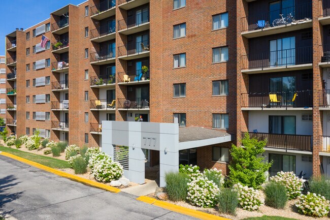 Building Photo - Views of Naperville