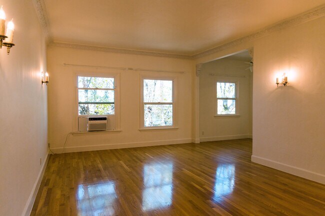 Building Photo - 443 N Sycamore Ave