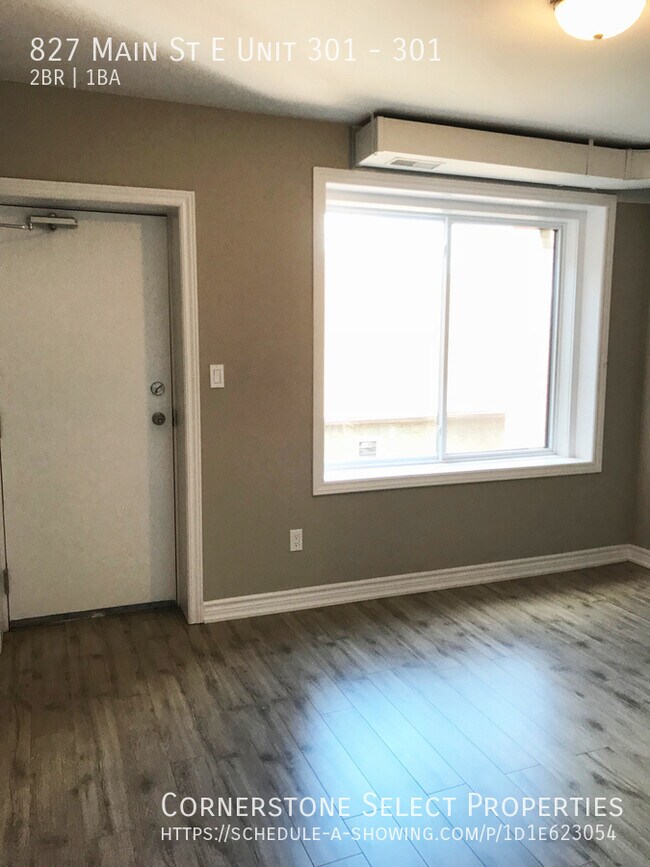 Photo du bâtiment - Private Balcony and HUGE windows at this 1...