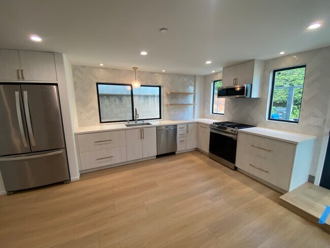 Foto del edificio - 2610 S Barrington Ave