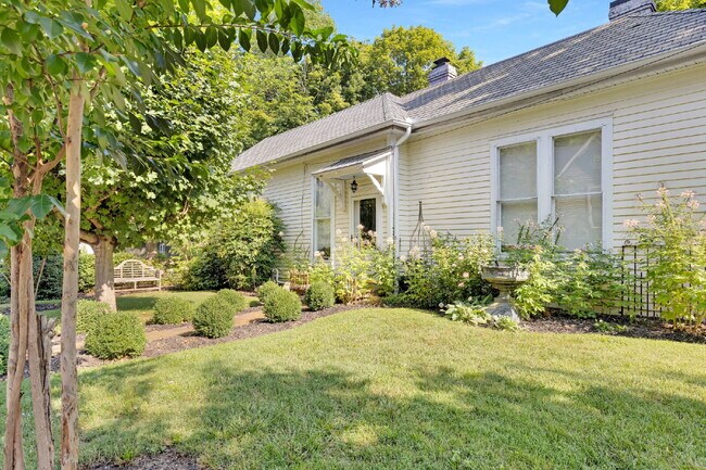 Building Photo - Beautiful Furnished 3 Bedroom Home in Historic District