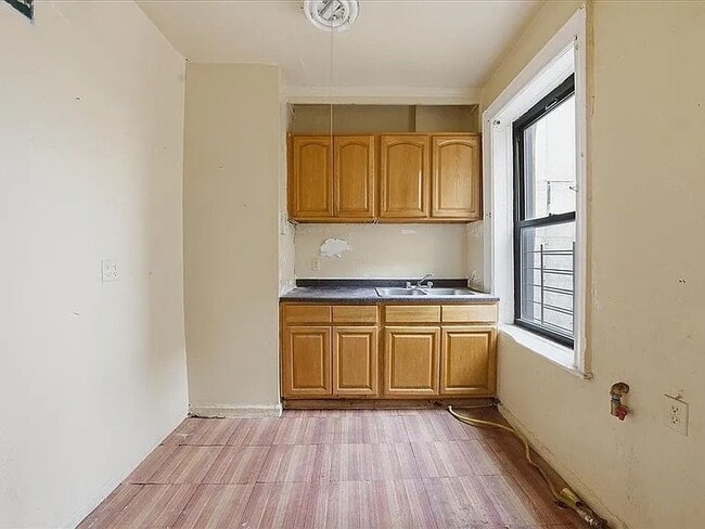 Building Photo - 1715 Nelson Ave