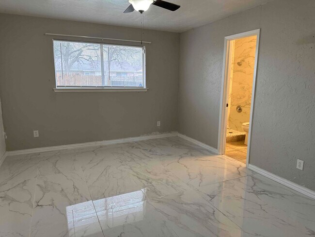 Foto del edificio - 10125 Peppertree Ln