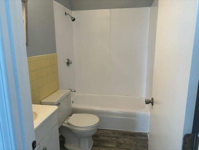 Foto del edificio - Spacious, Just Painted Studio Close to Com...