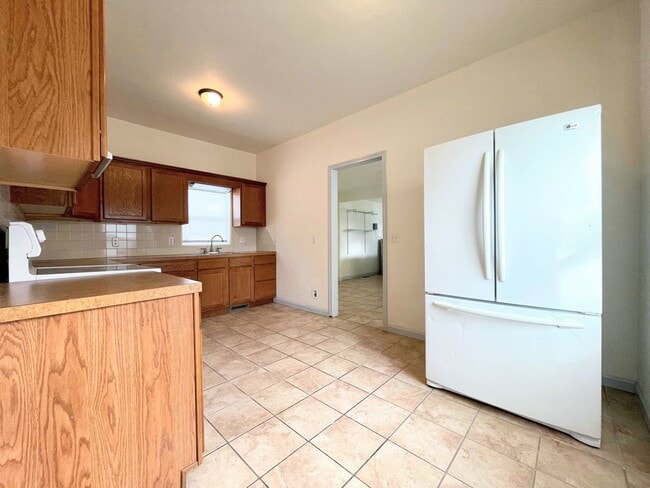 Building Photo - Clean 2 bed 1 bath home