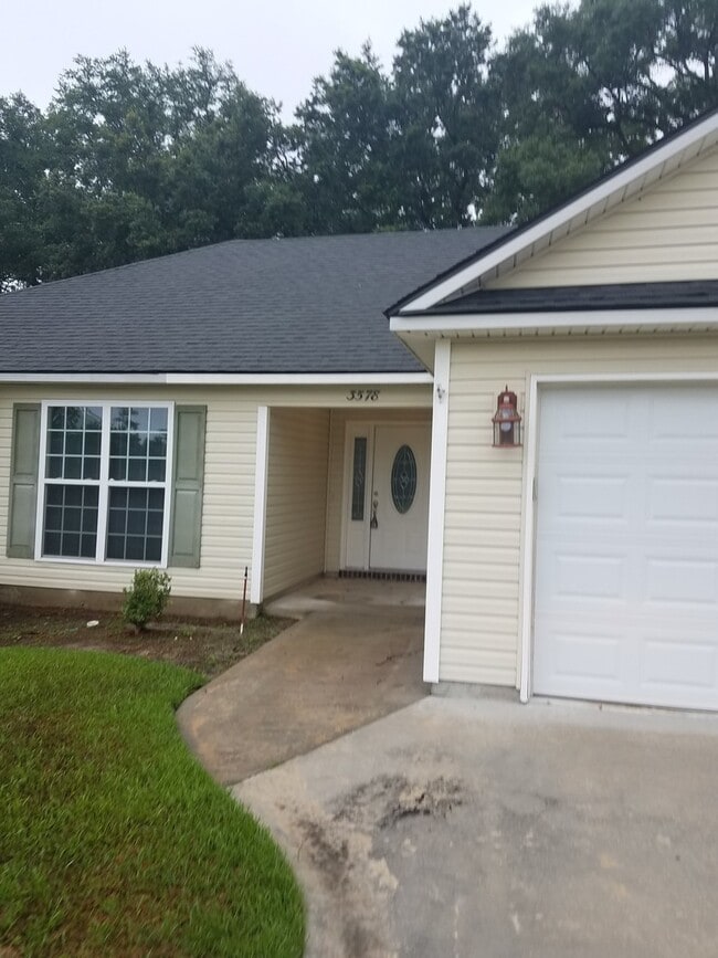 Foto del edificio - Charming 3BR Home with Open Split Floor Plan, Vaulted Ceilings & 2-Car Garage in Valdosta