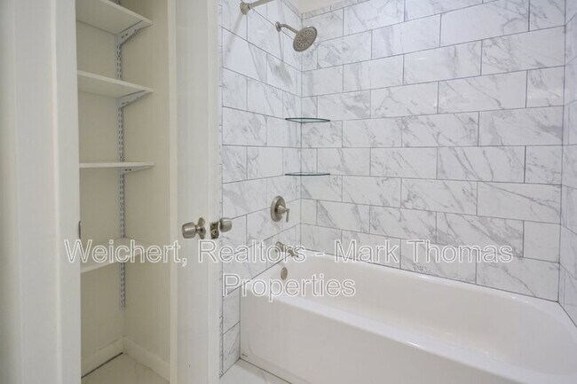 Foto del edificio - 111 Twisted Oak Pl