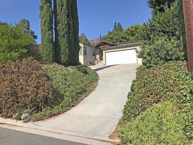 Foto del edificio - 3-Bedroom Home in Glendale's Foothills with RV Parking!