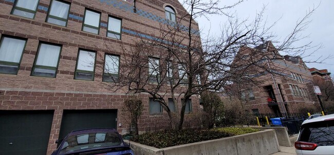 Building Photo - 906 E 54th St