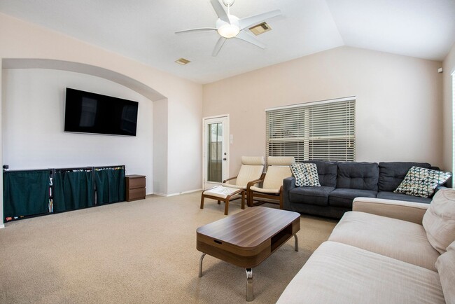 Building Photo - Gorgeous 3BR/2.5 Bath Single Family Home i...