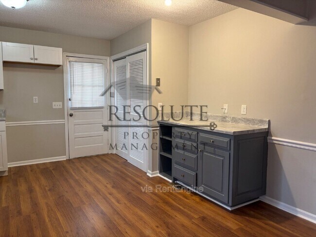 Foto del edificio - 5920 Crepe Myrtle Ct