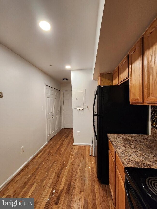 Foto del edificio - 13942 King George Way