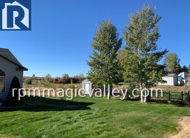 Building Photo - Horse Property! Located in Big Little Ranc...