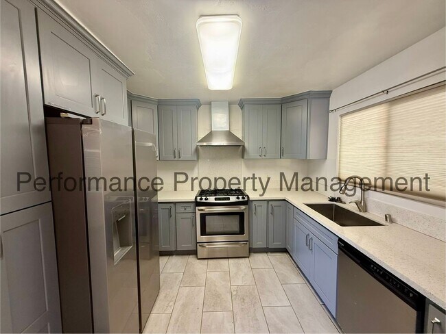 Foto del edificio - Updated 4 Bed/3 Bath SE Bakersfield Home w/ ADU & $0 Deposit Option