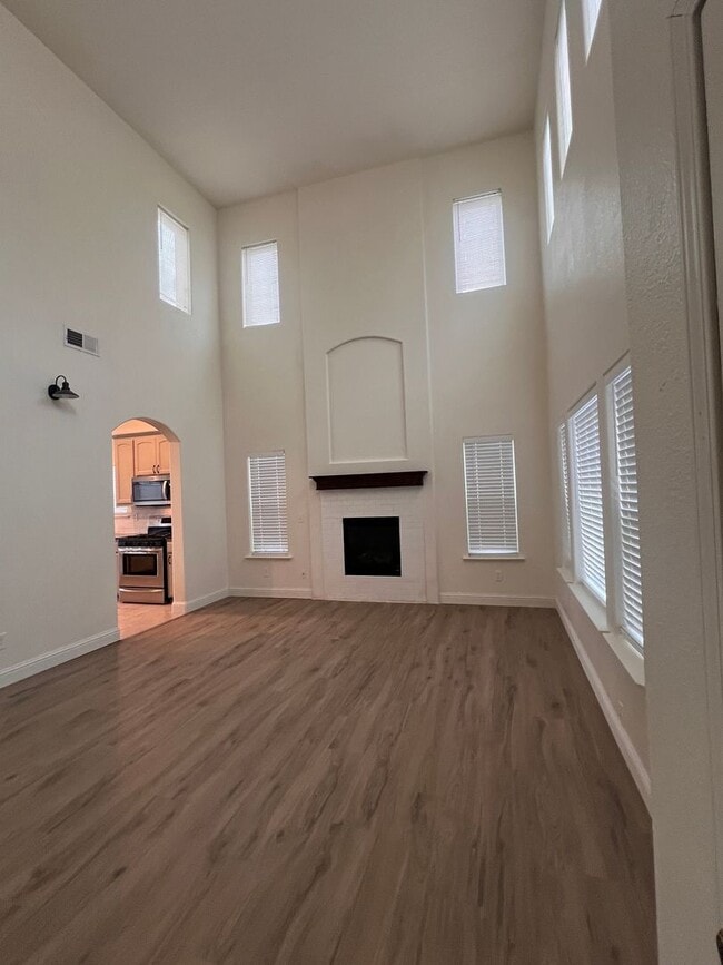 Building Photo - Large Two Story Home Recently Remodeled Available NOW