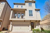 Foto principal - Gorgeous 3 story 3bed/3bath in gated commu...
