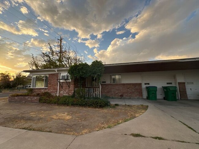 Building Photo - 2 bed / 1 bath - Available now!
