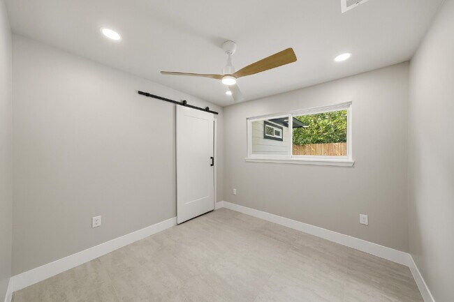 Foto del edificio - Fully Renovated 4-Bedroom in Northwest Houston with a Private Gated Drive