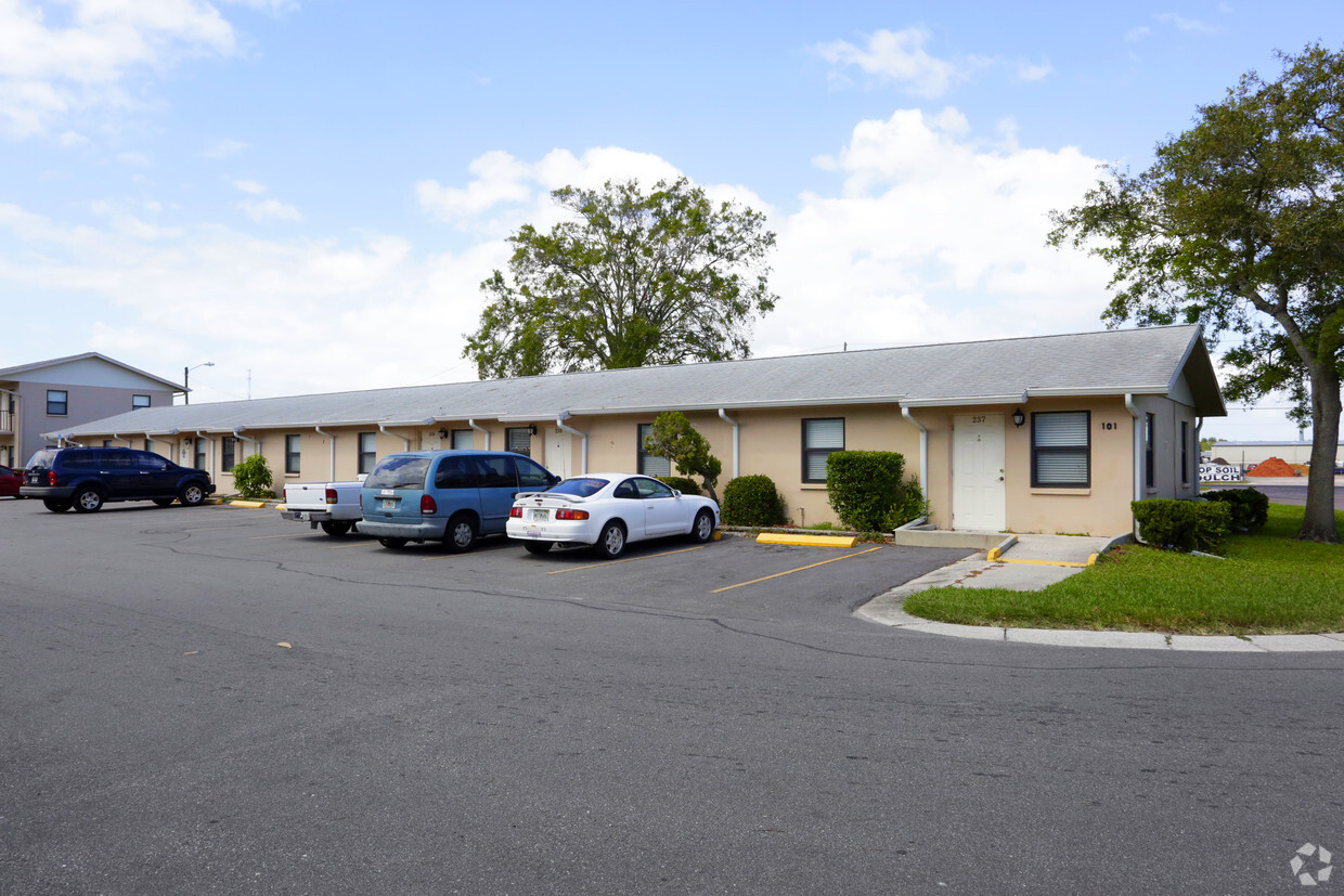 Lakeside Terrace - Apartments in Pinellas Park, FL | Apartments.com