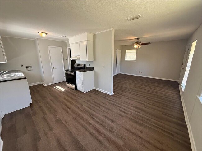 Building Photo - 451 Erie St