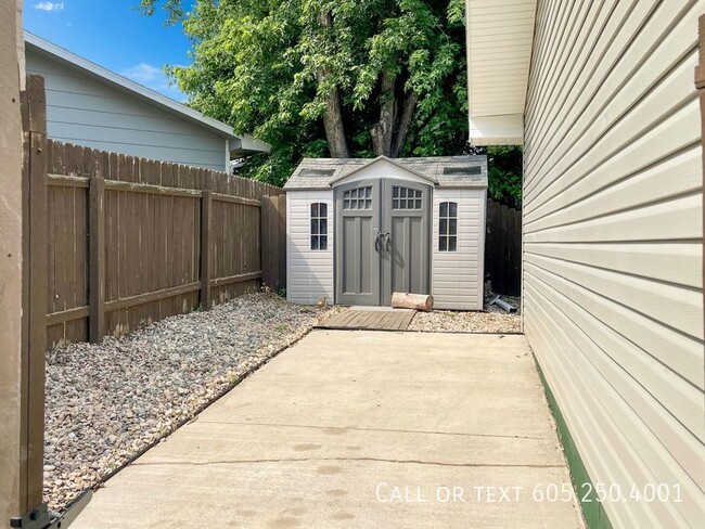 Building Photo - 4 Bed 2 Bath Home