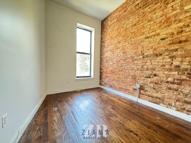 Foto del edificio - 308 Tompkins Ave