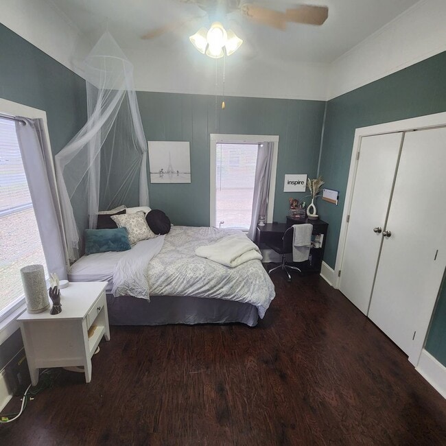 Foto del edificio - Four Bedroom Home Available in July