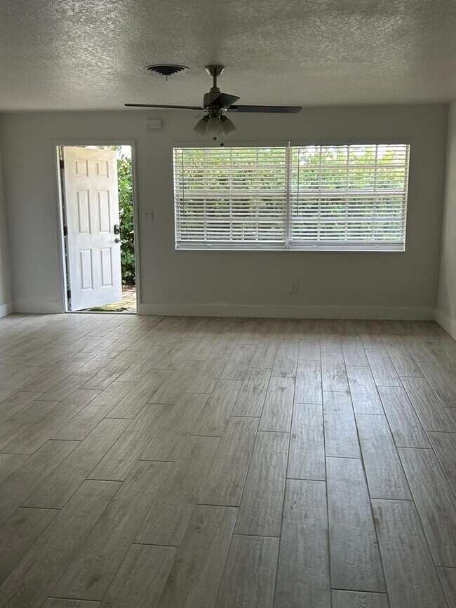 Building Photo - 884 Mango Dr
