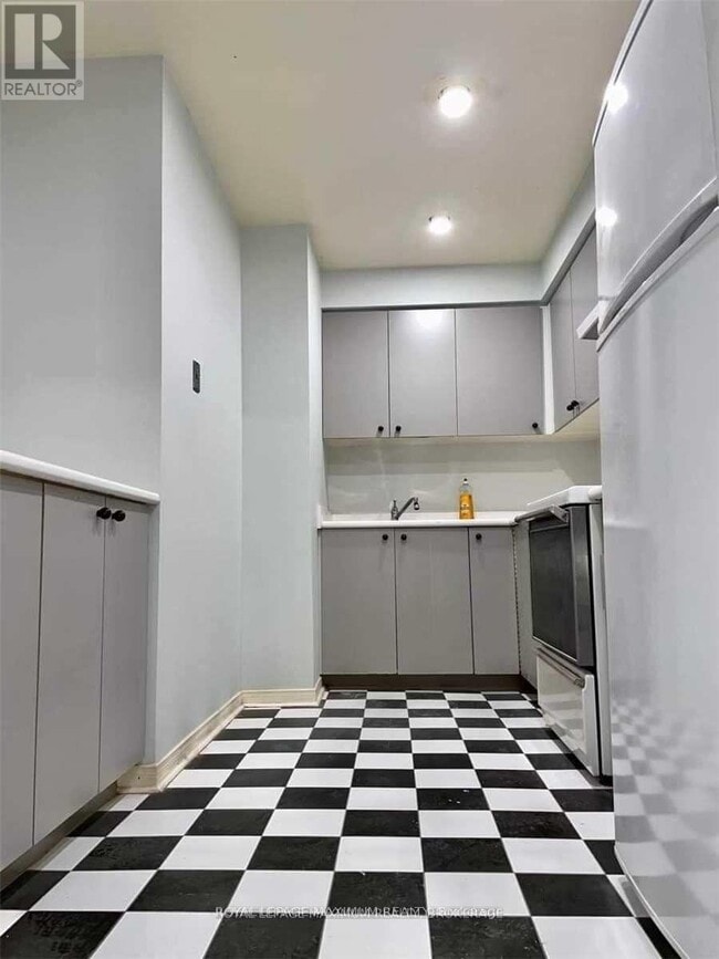Photo du bâtiment - 1633 Dundas St W