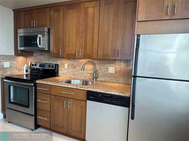 Foto del edificio - 2639 N Riverside Dr