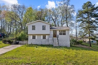 Building Photo - 2836 Creek Ln NE